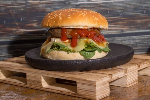Hamburger Cheese Ketchup Black Wooden Plate — Zdjęcie stockowe