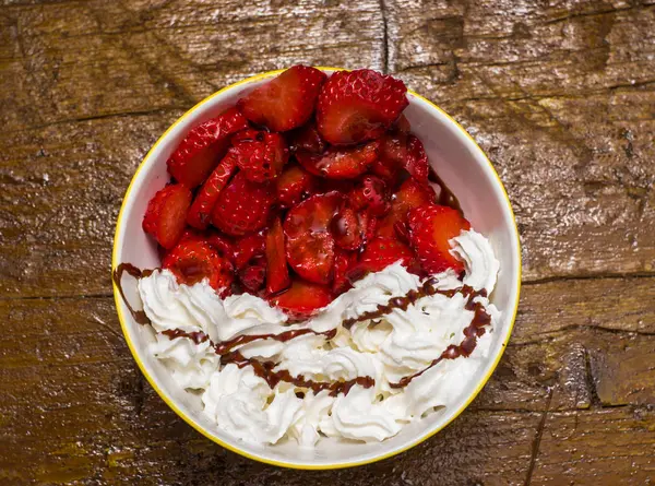 çilek kremalı ve çikolatalı bir kalp ile sarı bir fincan