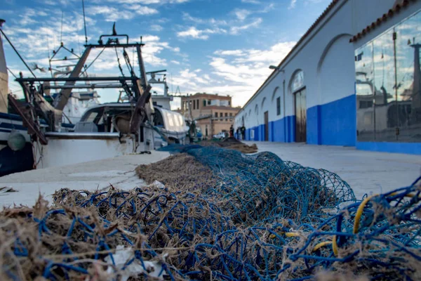 Balıkçı tekneleri ve ağlar balıkçılık calpe içinde çalışmaya hazır
