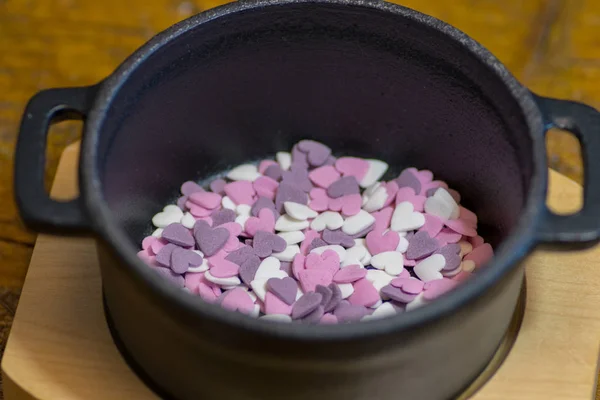 bir tencerede renkli kalpler karışımı