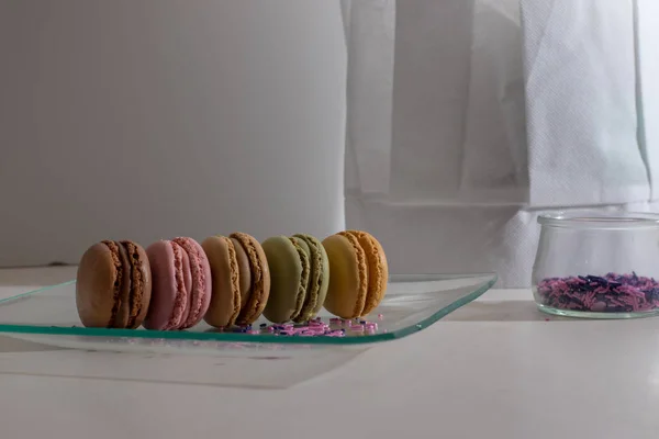 Macarons plaka beyaz arka plan ile Alignement