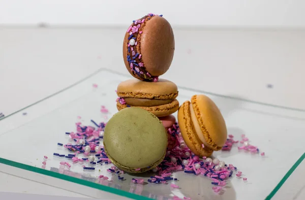 Macarons plaka beyaz arka plan ile Alignement — Stok fotoğraf