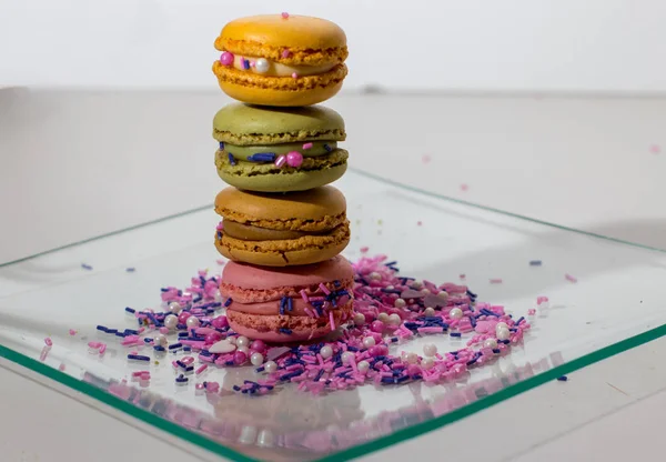 Macarons plaka beyaz arka plan ile Alignement — Stok fotoğraf