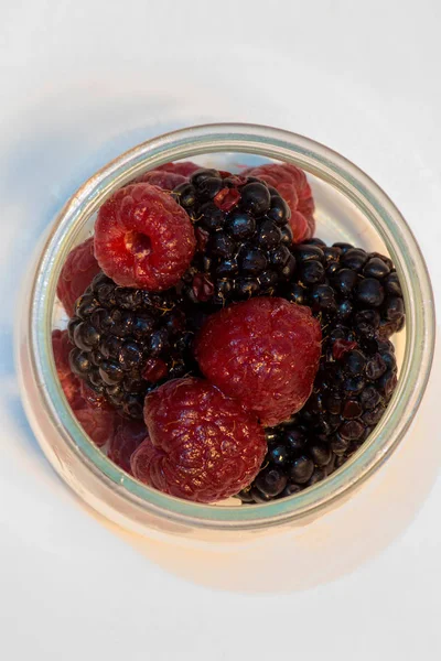 Bayas con fondo blanco en un frasco — Foto de Stock