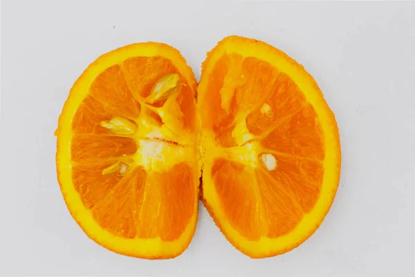 Pomarańczy pokroić w różnych fragmentów z białym tłem — Zdjęcie stockowe