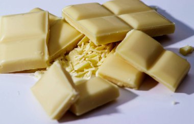 Beyaz arka plan ile lezzetli beyaz çikolata tablet