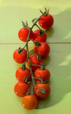 Beyaz arka plan ve yakın çekim fotoğraf kiraz domates