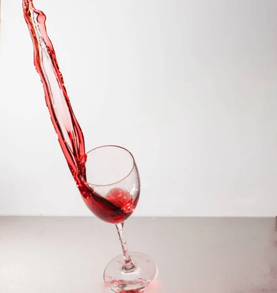 スプラッシュとワインの美しいガラス — ストック写真