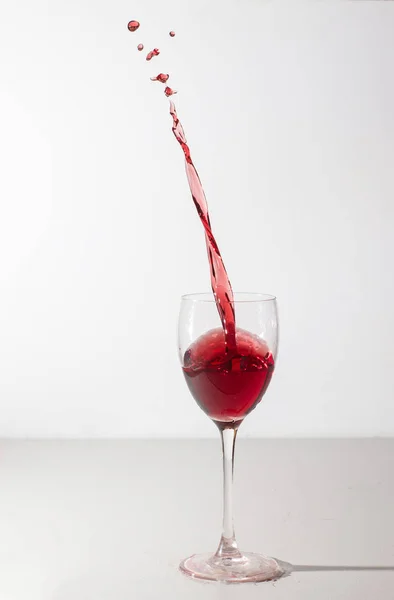 Bel bicchiere di vino con spruzzata — Foto Stock