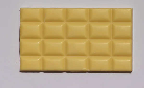 Beyaz arka plan ile lezzetli beyaz çikolata tablet