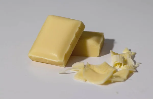 Läcker vit choklad tablett med vit bakgrund — Stockfoto