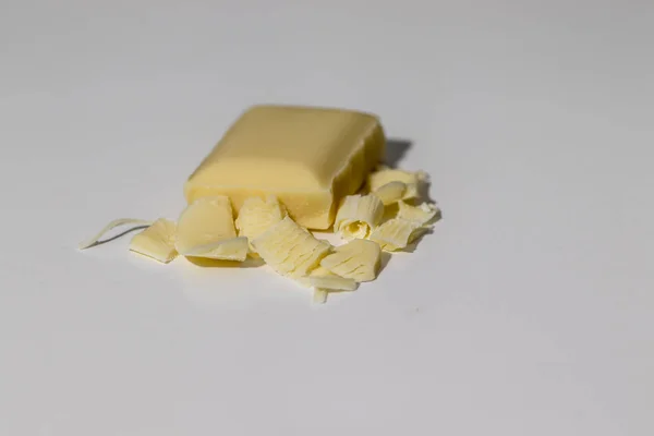 Вкусный белый шоколад таблетки с белым фоном — стоковое фото