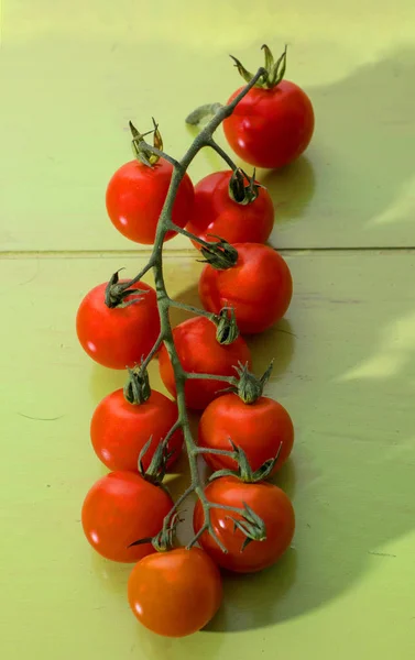 Beyaz arka plan ve yakın çekim fotoğraf kiraz domates