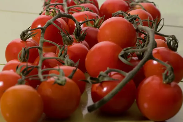 Beyaz arka plan ve yakın çekim fotoğraf kiraz domates