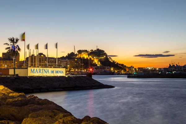 Gün batımında yat kulübünde güzel bir gün batımı