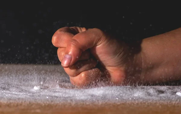 Hand klopft mit Zucker auf den Tisch — Stockfoto