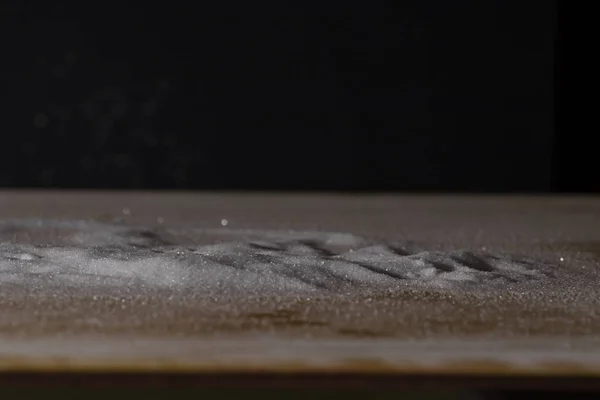 Hand tikken op de tafel met suiker — Stockfoto