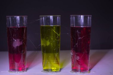 sis ile kırmızı ve sarı içecek bardak