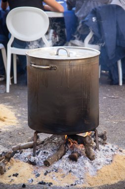akşam yemeği için pişirme sokakta tencere