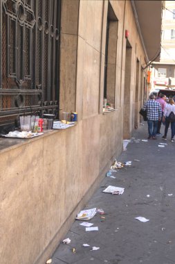 tabak bardak ve diğer çöp dolu kirli şehir