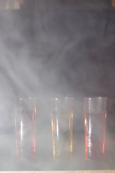 Rote und gelbe Trinkgläser mit Nebel — Stockfoto