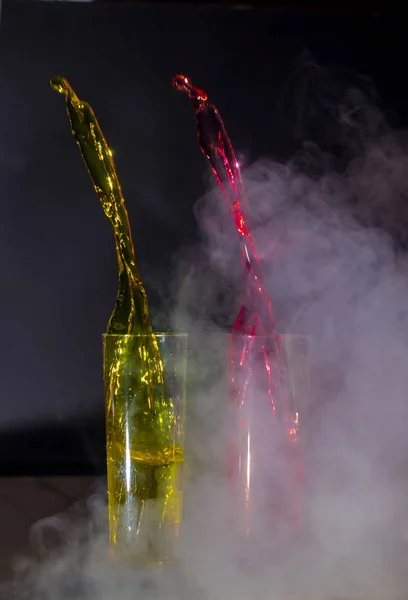 赤と黄色のドリンクグラスと霧とスプラッシュ — ストック写真