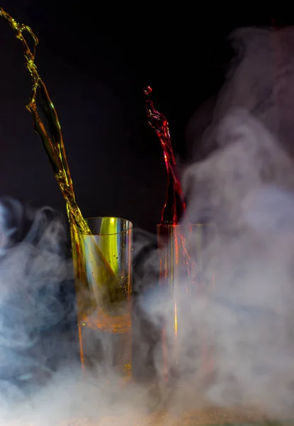 红色和黄色饮料杯与雾与飞溅 — 图库照片