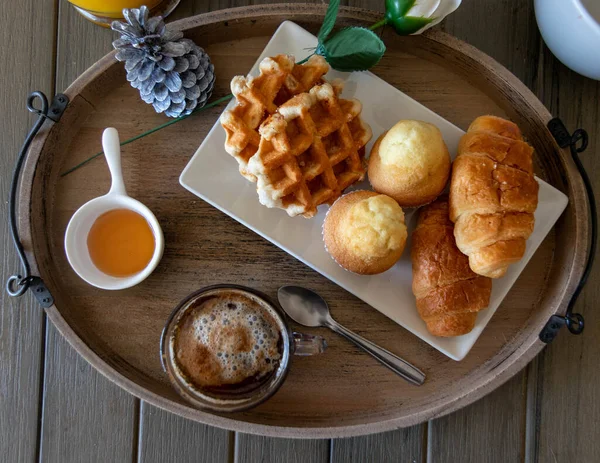 Kahvaltı ya da kruvasan kekleri waffle ve kahveyle atıştırmalık