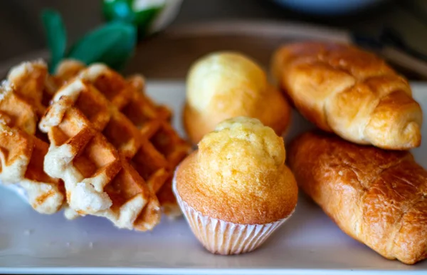 Kahvaltı ya da kruvasan kekleri waffle ve kahveyle atıştırmalık