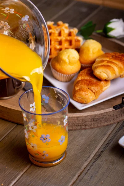 Kahvaltıda portakal suyu servisi ya da arka planda hamur işleri.