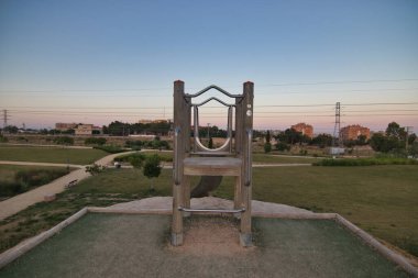 Mavi gökyüzü ve birkaç çocuğun oynadığı dev kaydırak.