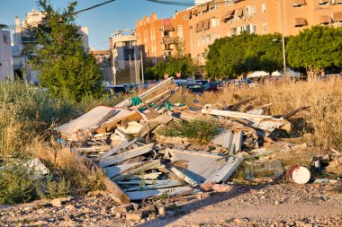 Bir şehirde çökmüş bir bina