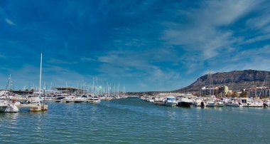 Güneşli bir günde tekne dolu yat kulübü.