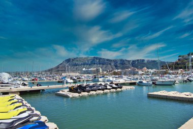 Güneşli bir günde tekne dolu yat kulübü.