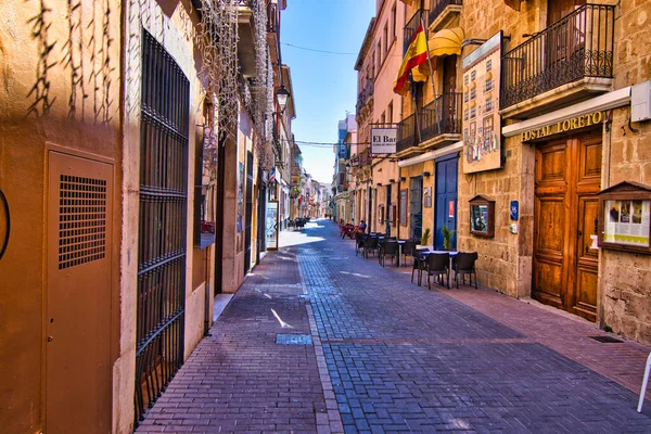 Coronavirus tarafından boşaltılmış barlarla dolu bir sokak.