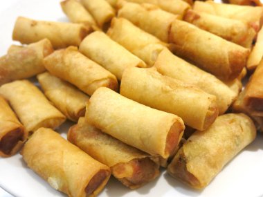 Lezzetli krepler beyaz tabakta