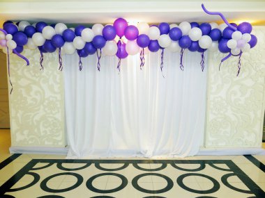 Balonlar ve perdelerle renkli arkaplan 
