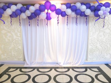 Balonlar ve perdelerle renkli arkaplan 