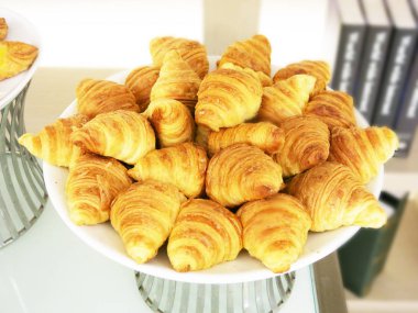 Beyaz tabakta taze kruvasan.