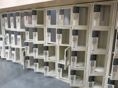 Dolapları olan boş modern oda