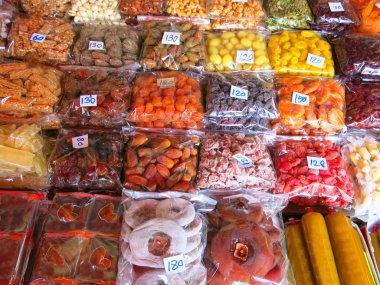 Pazarda farklı meyve ve sebzeler var.