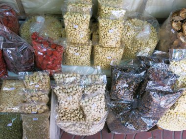 Pazarda kurutulmuş meyve.