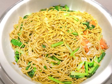 Tayland usulü fesleğenli kızarmış şehriye.