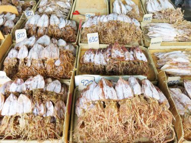 Pazarda kurutulmuş balık.