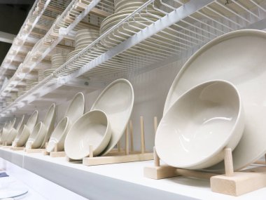 boş beyaz tabaklar satırda 