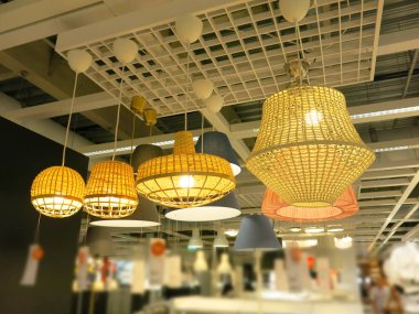 Güzel lüks avizeler mağazada asılı duruyor.