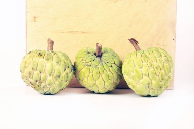 Beyaz arka plan üzerinde izole taze yeşil meyveler 