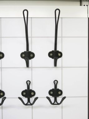 Beyaz kiremitli arkaplanda askılar