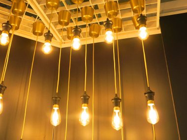 Tavanda asılı ampuller 