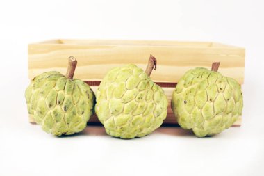 Beyaz arka plan üzerinde izole taze yeşil meyveler 